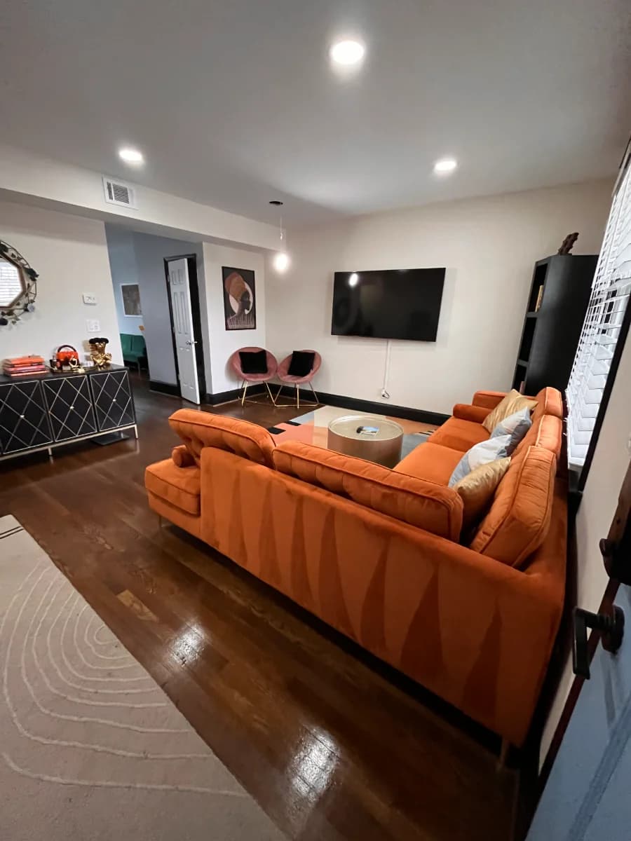 Sala residencial limpia y organizada